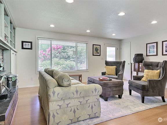 3rd image of 2536 20th Avenue NW
