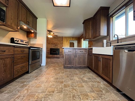 3rd image of 17047 Highway 395