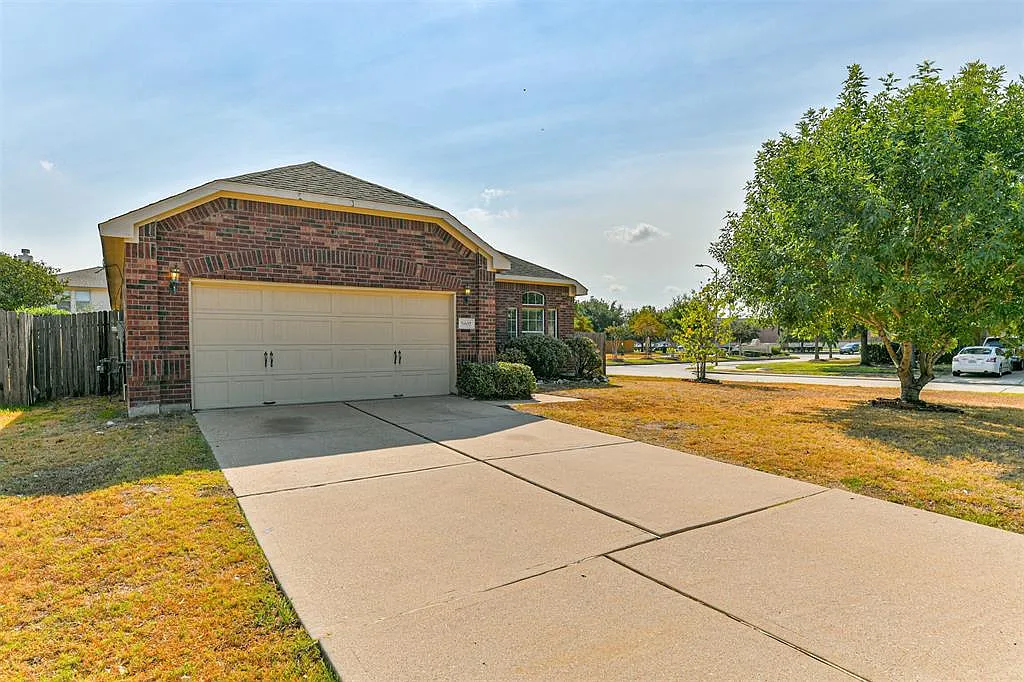 4 bed, 1734 sqft, $2,200 — Photo 2