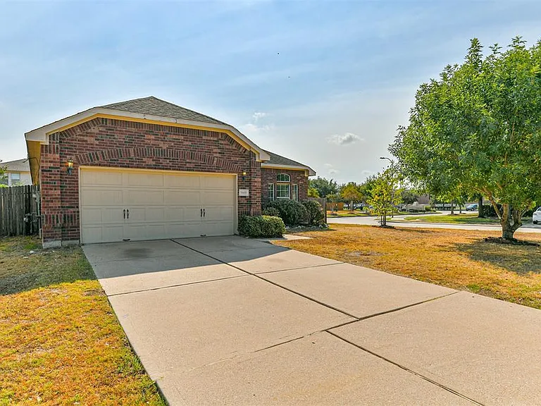 5802 Horse Prairie Dr — Photo 2