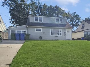 8 Kendall Dr #A, Parlin, NJ 08859