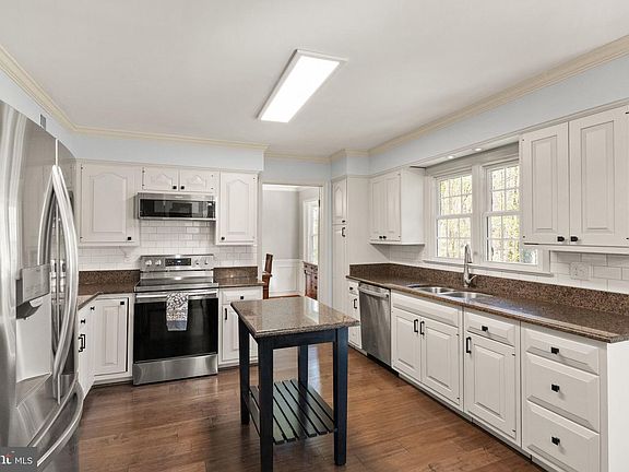 3rd image of 8019 Stillbrooke Rd