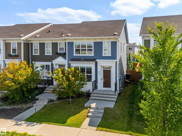 2627 Maple Way NW, Edmonton, AB T6T 2E9