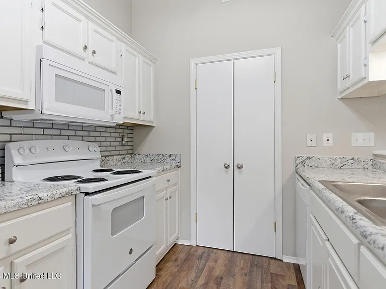 2387 Trafalgar Dr — Photo 12
