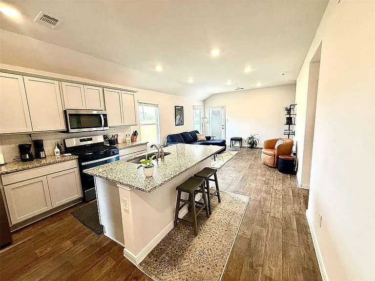 413 Abbey Ln — Photo 4