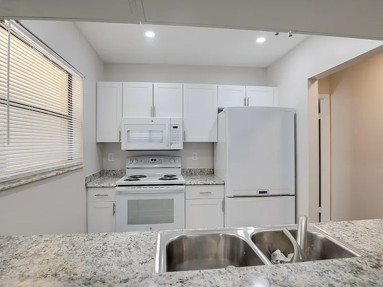 484 Springdale Cir #48D — Photo 3