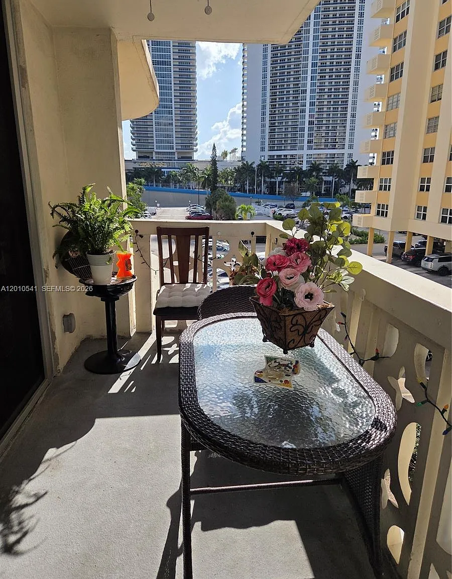 Imperial Towers Condo — Photo 1