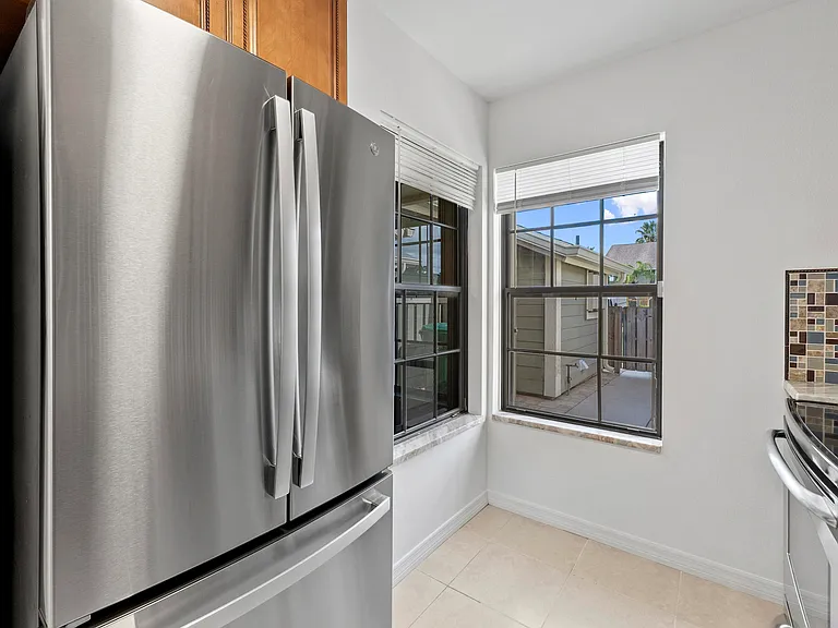 1431 SE Berwick Ct — Photo 6