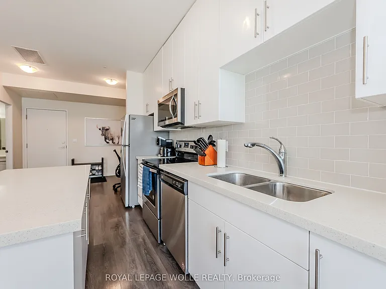 690 King St W #610 — Photo 8
