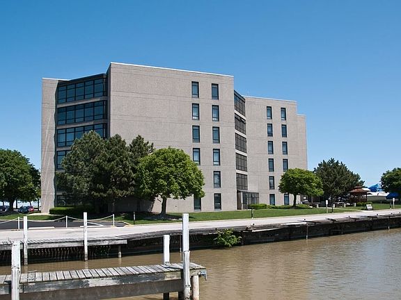 4th image of 711 W Lakeshore Dr APT 402