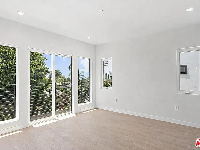 2120 N Beachwood Dr — Photo 10