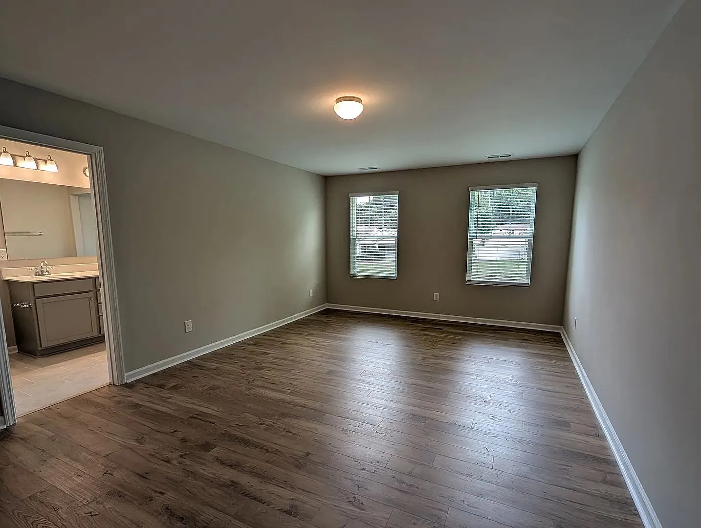 Room in 5 Bedroom Home at Reeves St — Photo 4