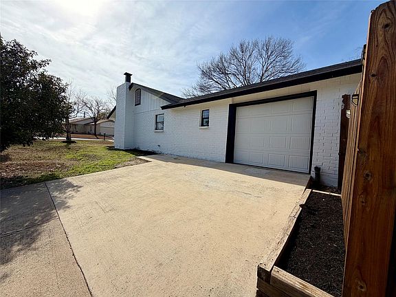 3rd image of 1504 Parkview Ln