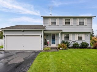 38 Woodstock Ln, Brockport, NY 14420