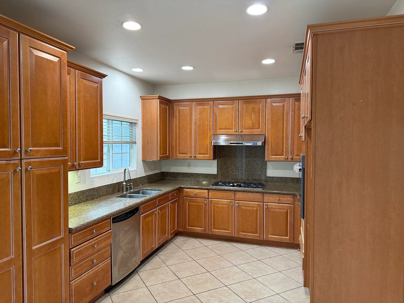 4 bed, 1785 sqft, $4,250 — Photo 3