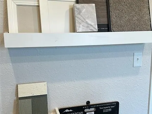 503 Valley View Dr, Tonganoxie, KS 66086