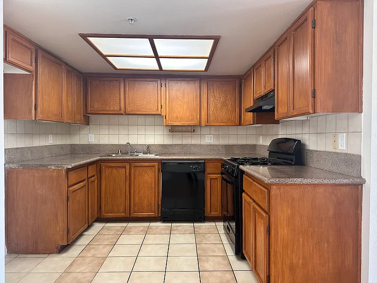 108 W Maple St #23 — Photo 10