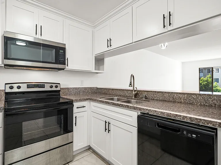 2343 E 17th St #202 — Photo 7