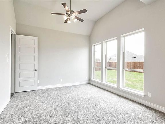 4th image of 3821 Redbud Dr