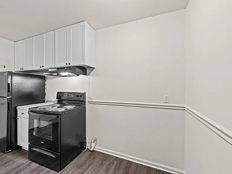 2 Bed, 1 Bath Townhome - Renovated