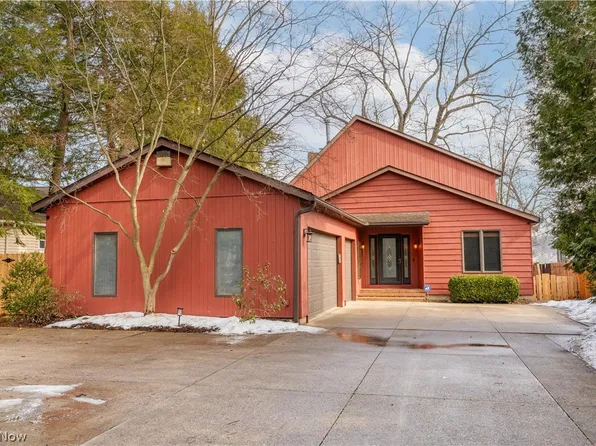 4387 Point Comfort Dr, Akron, OH 44319