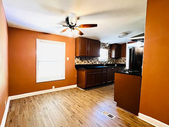 4th image of 11 E Meadowlark Ln