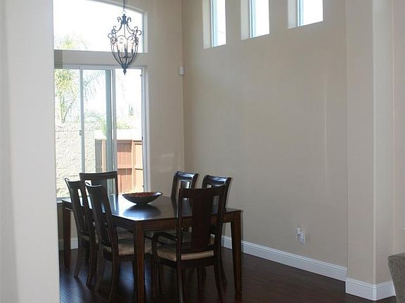 5th image of 412 Nicholas Ct