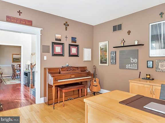 5th image of 230 Crestview Dr
