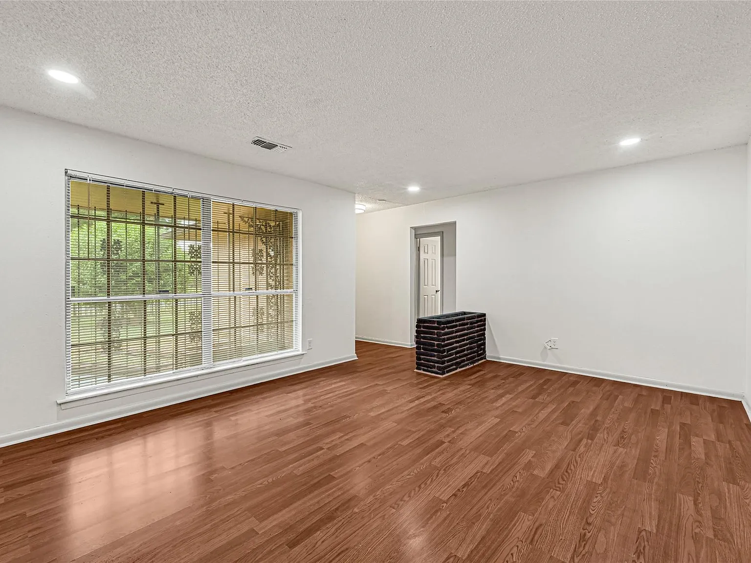 3 bed, 1.5 bath, 1660 sqft, $1,825 — Photo 3