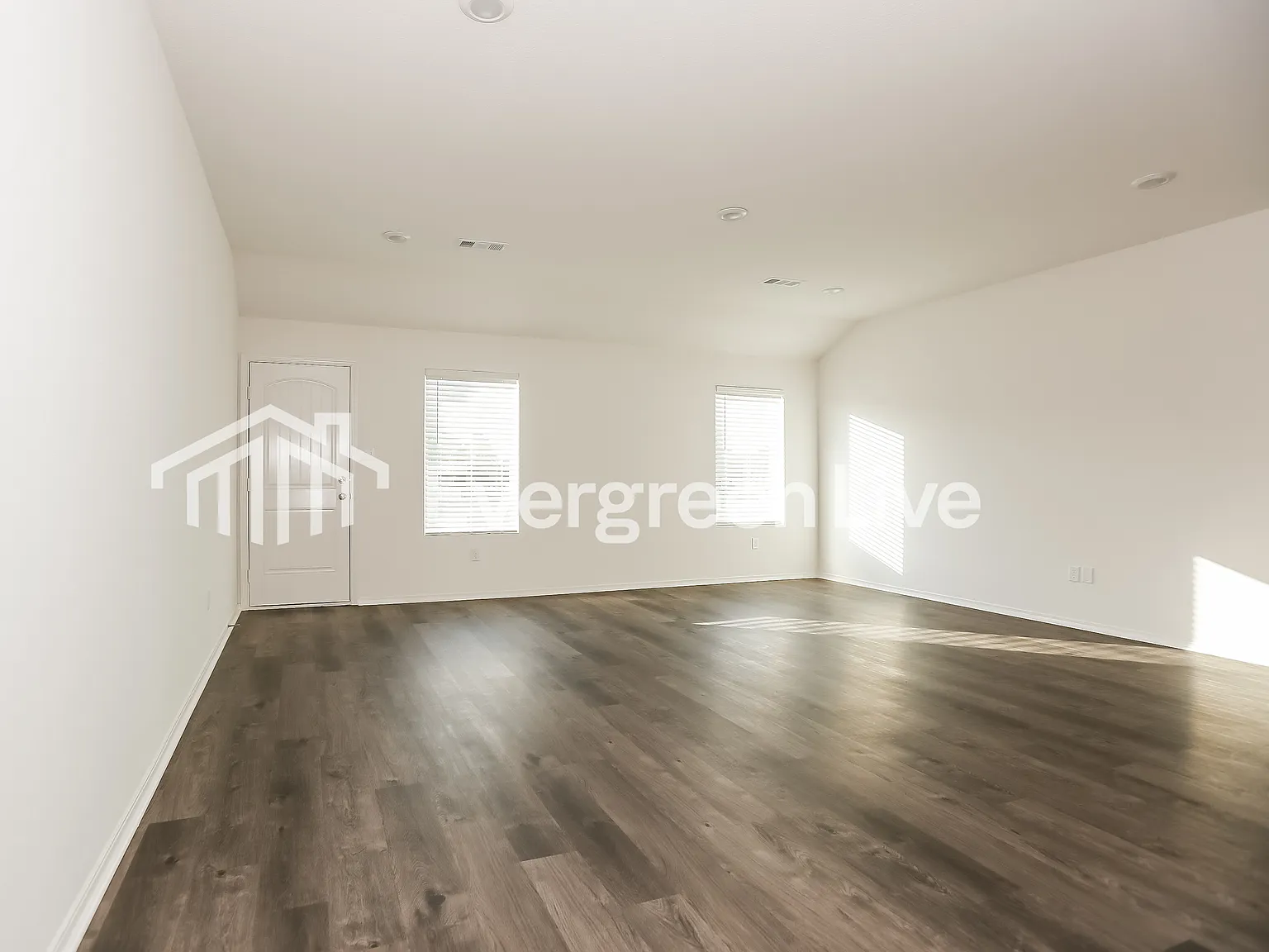 3 bed, 2.0 bath, 1633 sqft, $1,395 — Photo 3