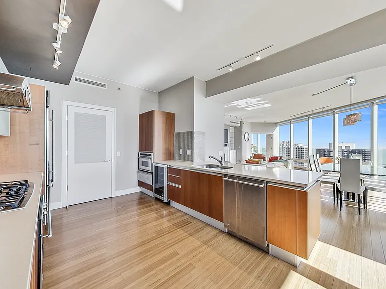 340 E Randolph St #4901 — Photo 12