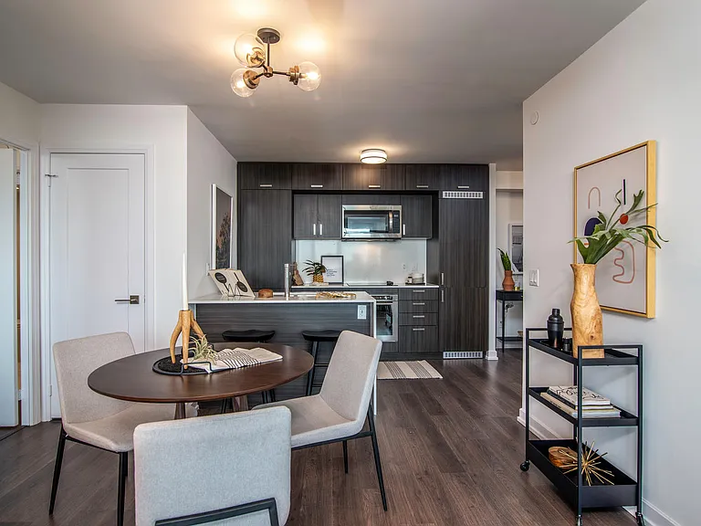 19 Erskine Ave #1810 — Photo 11