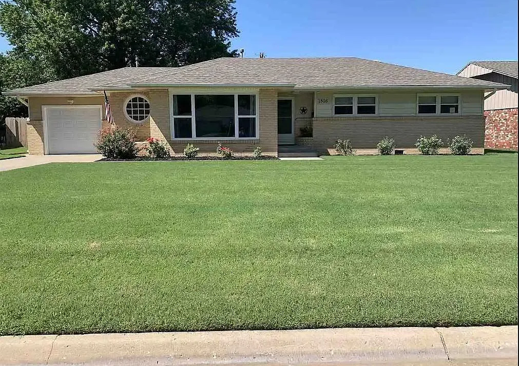 1806 Ramona Dr — Photo 1
