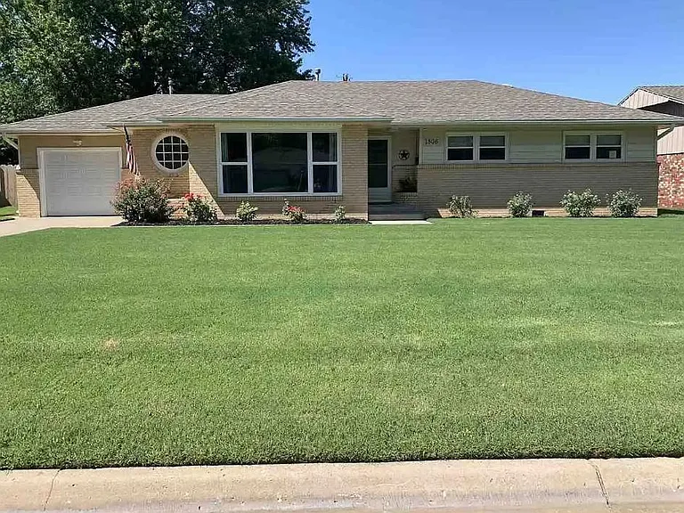 1806 Ramona Dr — Photo 1