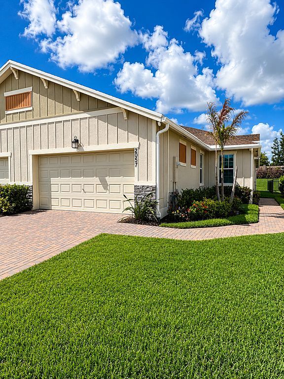 2057 SE Crosswood Way - Property Image
