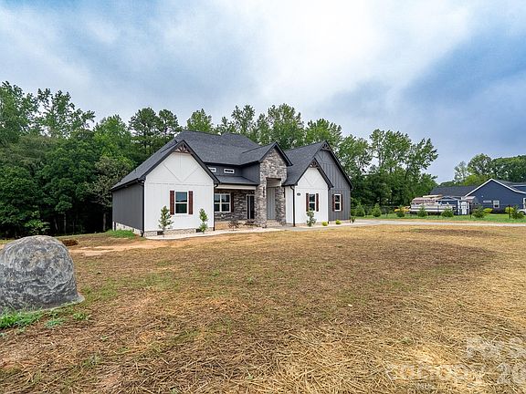 3rd image of 1007 Harrogate Dr