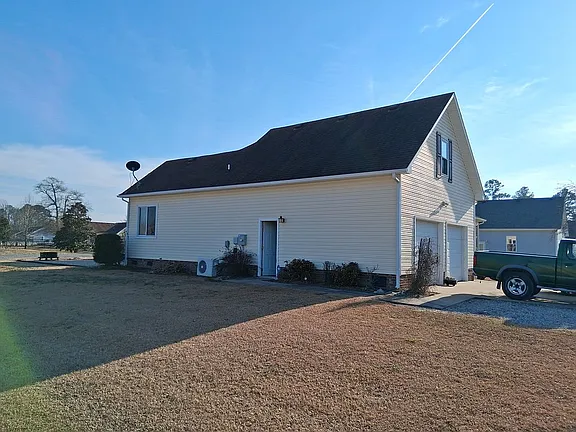576 Ludford Rd — exterior photo