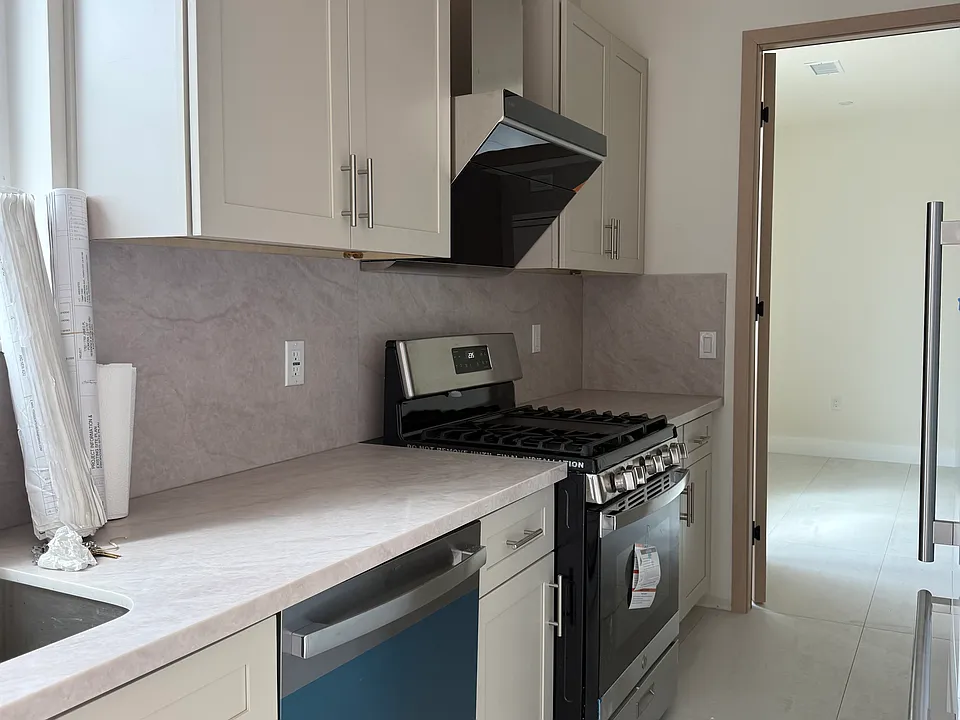 1762 James Pl