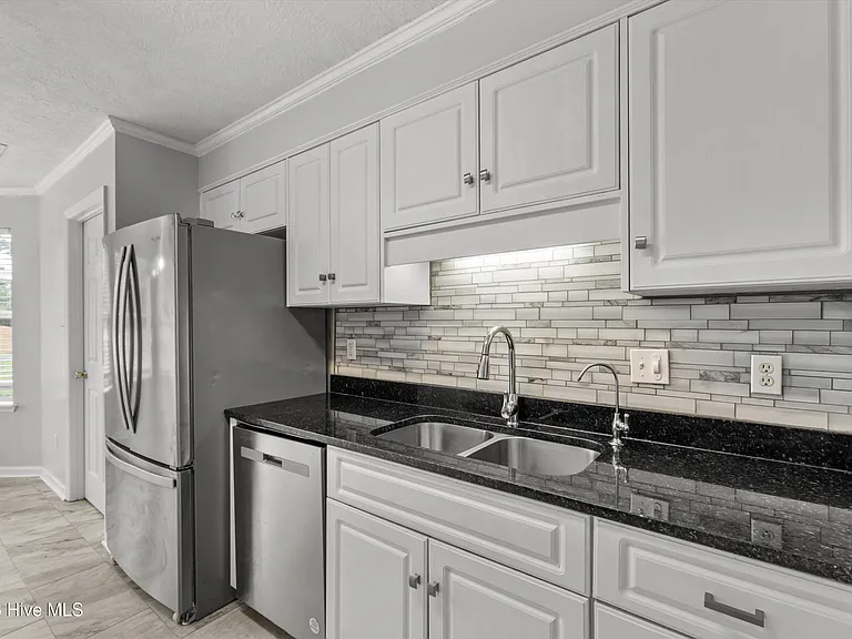 546 Jackson St — Photo 15