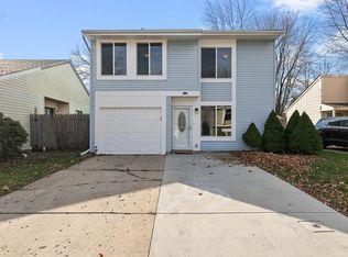 30W139 Wood Ct, Warrenville, IL 60555
