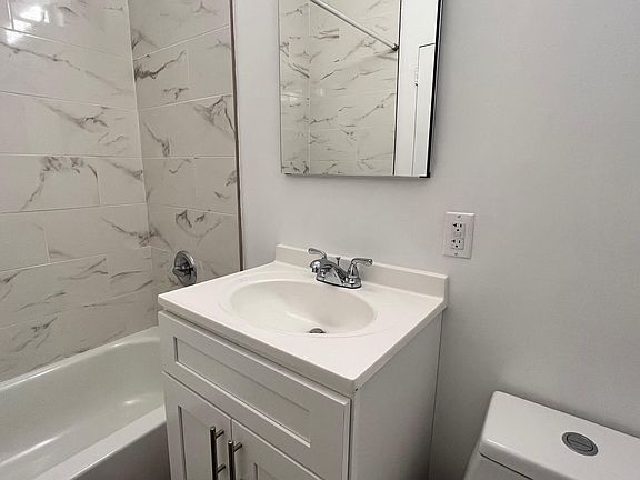 5th image of 247 E 52nd St APT 5A