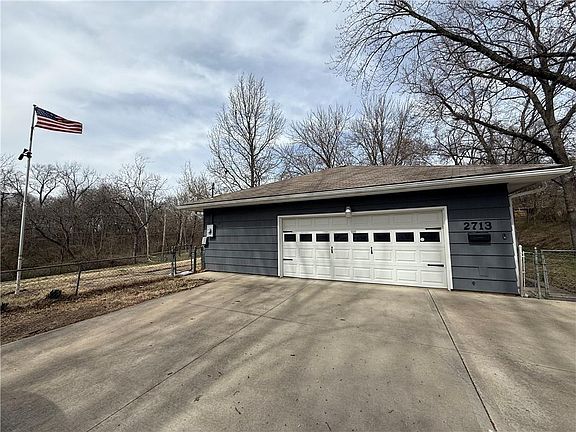 4th image of 2713 Maple Ave