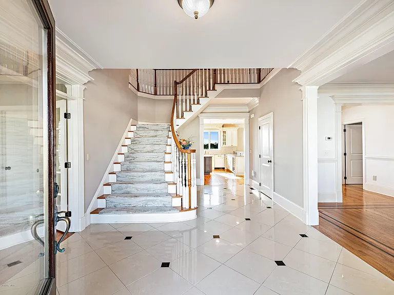 30 Columbus Dr — Photo 5