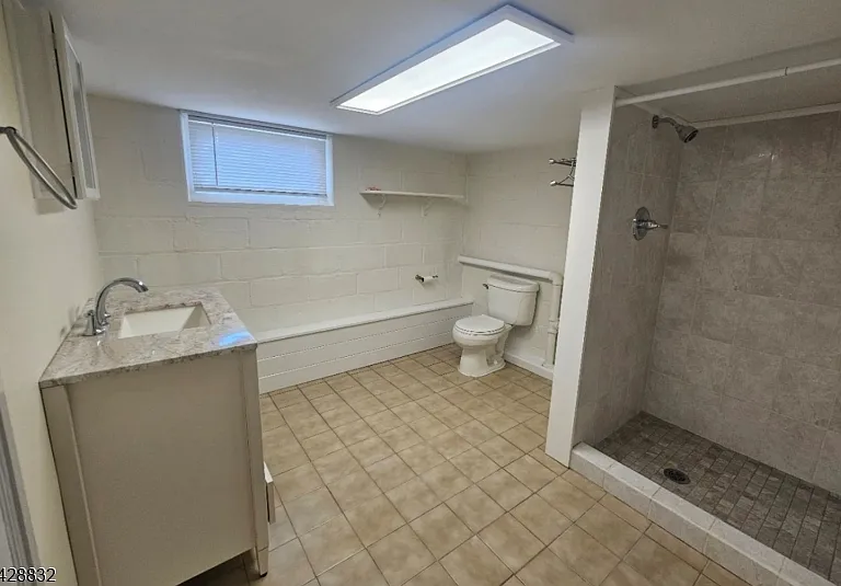 48 Bay St — Photo 15