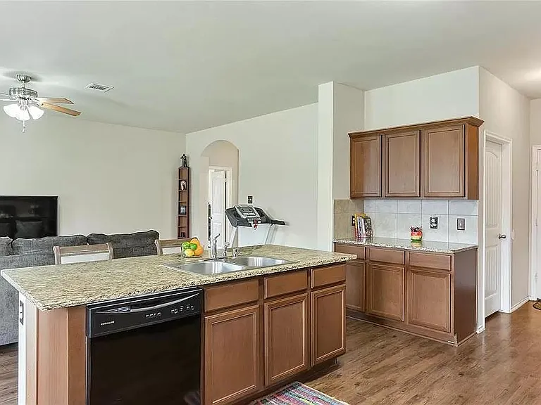 1402 Bent Grass Dr — Photo 7