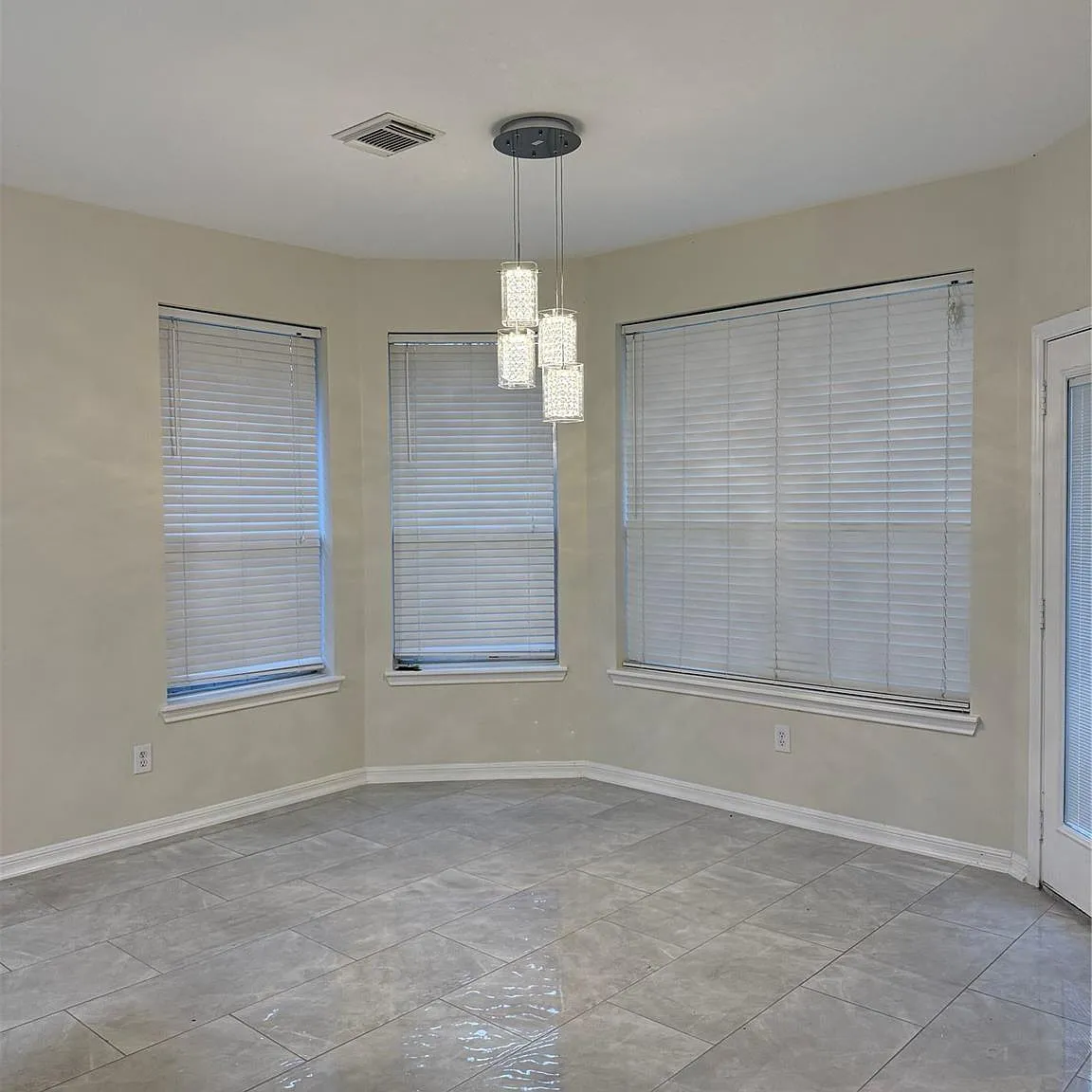 5 bed, 3.5 bath, 2756 sqft, $3,000 — Photo 3