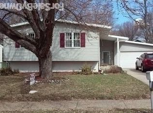 2219 Autumn Dr, Pekin, IL 61554