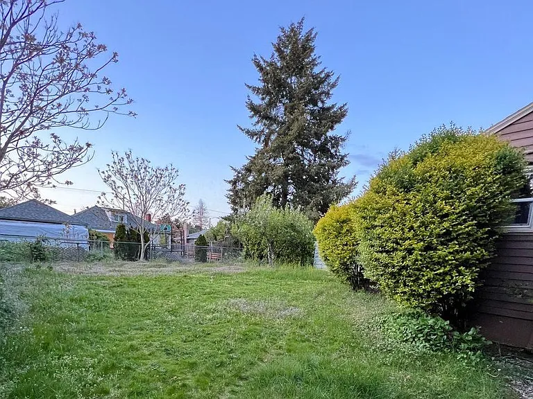 8301 NE Hassalo St — Photo 36