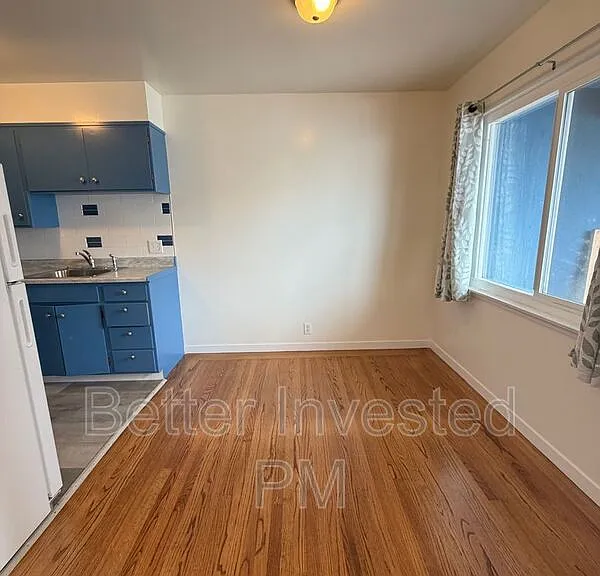 2400 39th Ave #4 — Photo 2