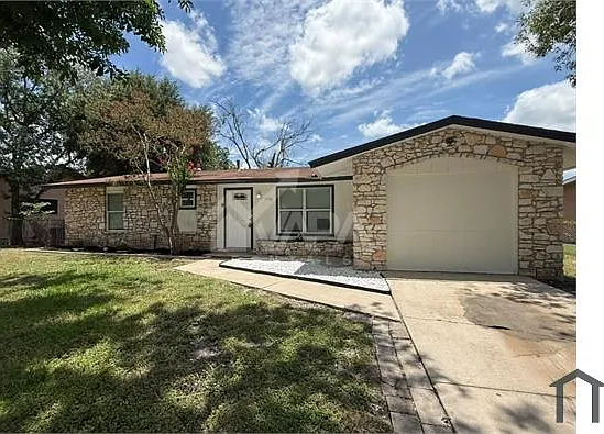 4 bed, 873 sqft, $1,900 — Photo 2